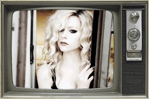 艾薇儿到底是不是替身 (艾薇儿替身阴谋真相)