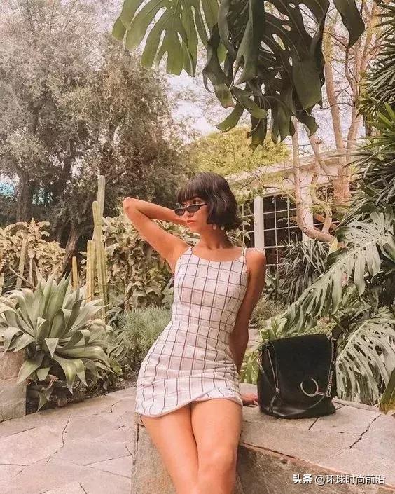 美炸了的吊带裙也挑人，会露才是王者