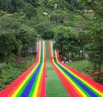 体验了一把七彩旱雪滑道,景区旱雪滑道保养