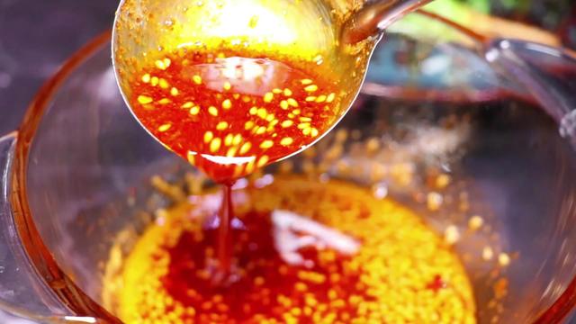 炸辣椒油时油里葱姜蒜炸糊了,刚炸辣椒油有点苦是怎么回事