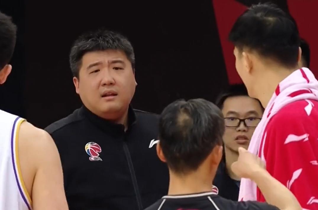 杜锋发飙裁判完整视频,杜锋违体犯规手势