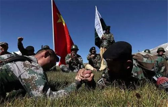 在中国边境线军营蹭饭的外国军人,中国边境没有围栏吗