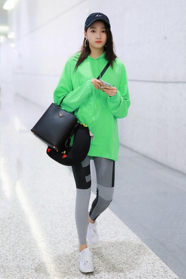 非常流行的鲨鱼裤穿法,鲨鱼裤搭配什么样子的老爹鞋