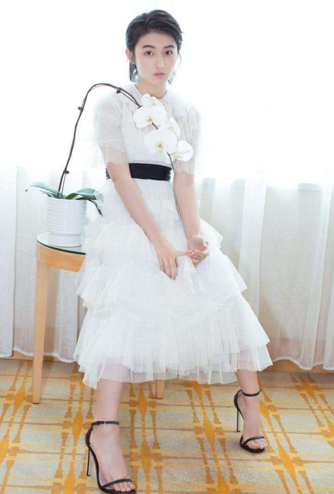 张子枫黑金撞色吊带裙高跟鞋,张子枫红色吊带裙造型图片