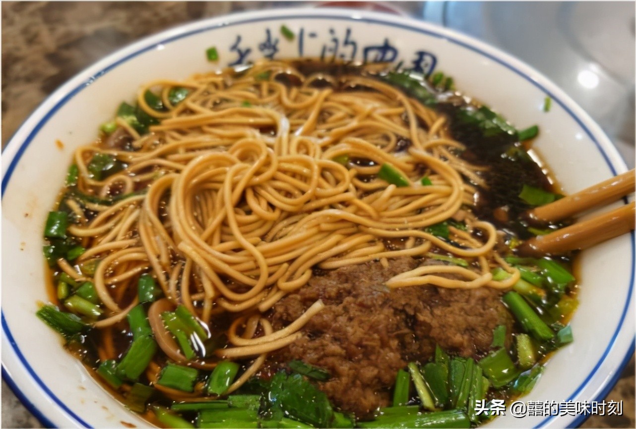 镇江这家店太豪横,只收现金,肉圆面13元一碗靠抢,3小时卖光