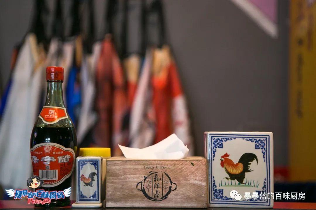 当成都老板爱上沈阳老雪，他开的串串香店锅底都有1瓶大绿棒