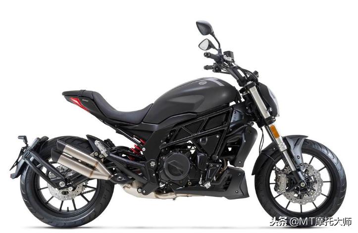 这款车售价39800元,配备鲍鱼卡钳,被称为国产大魔鬼,极速170km