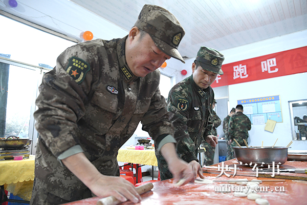 新春走基层火箭军军事频道,新春走军营部队新闻