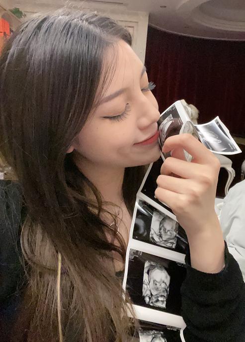 小猪先生晒豪车方向盘，兜儿却在分享孩子胎动，太讽刺