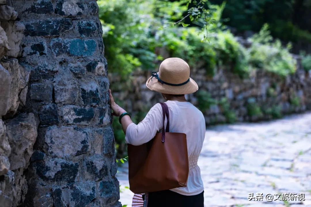 十年后再次走进朱家峪，被村里的几个摊煎饼的大妈纠缠着买煎饼