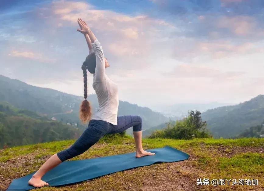 练瑜伽冻龄真实视频,6个经典瑜伽动作瘦全身