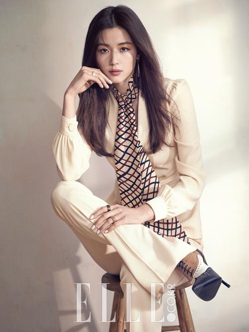 女神全智贤气场A到爆!千鸟格大衣穿出女大佬范,裸妆美回千颂伊