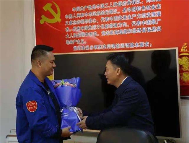 记者揭秘“多彩贵州”彩车走过*安门天**那一刻!“多彩贵州”彩车副驾驶:骄傲!自豪