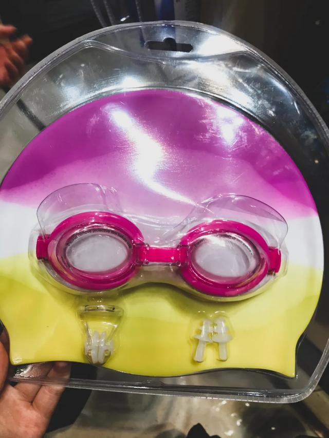 带娃游泳必须戴泳镜吗,儿童学游泳适合戴大框泳镜吗