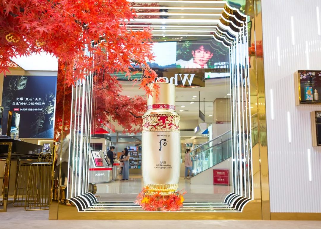 咦？武广惊现韩国宫廷秋日胜景，红枫环绕还有男模驻场