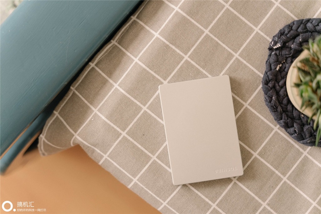 东芝移动硬盘slim和新小黑哪个好,东芝slim移动硬盘