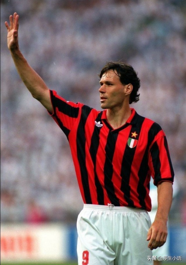 支点中锋踢前腰,足球支点中锋的位置和打法