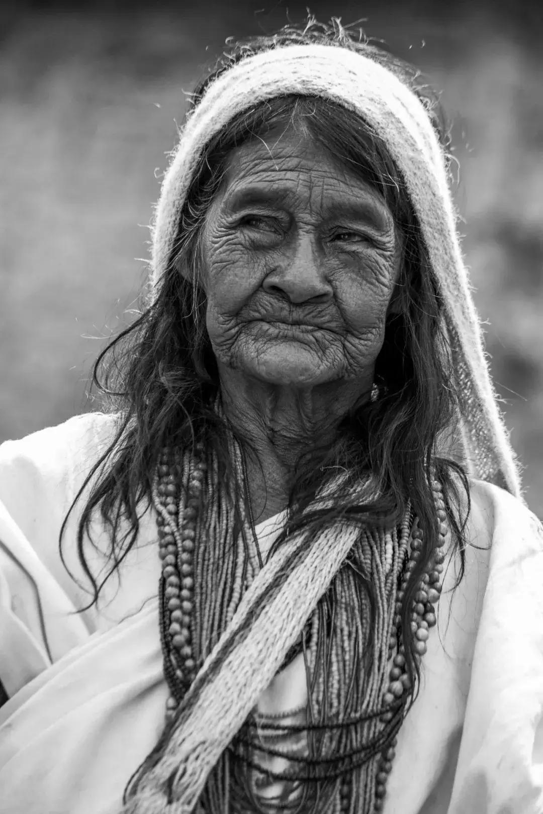 25年前，一个日本人带着天价衣服到中国，给西北人拍了一批硬照