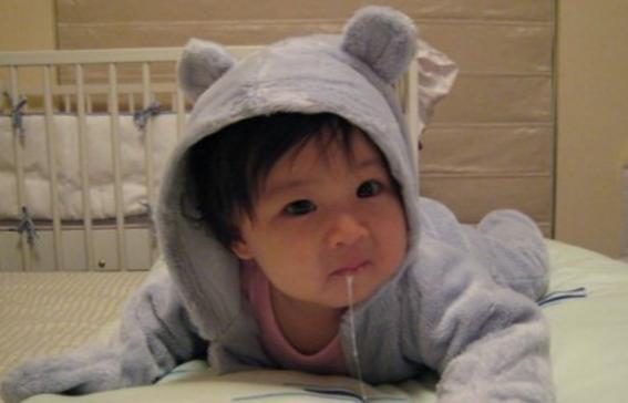 1岁半婴儿毫无征兆呕吐,1岁宝宝不明原因呕吐