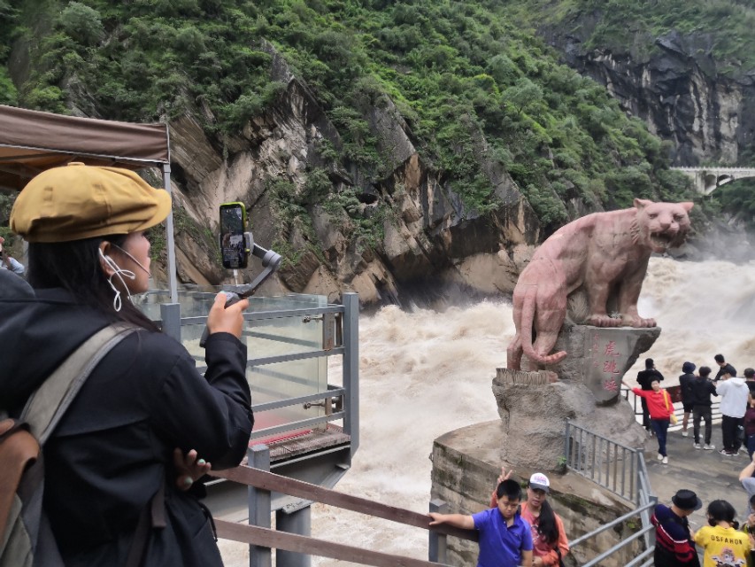 （二）虎跳峡：激越铿锵的震撼大片