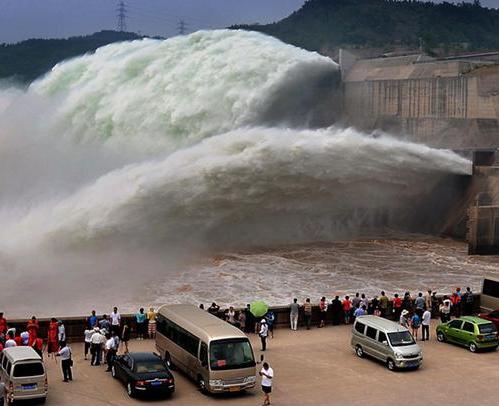 千岛湖出174斤的大鱼,千岛湖大泄洪真实视频