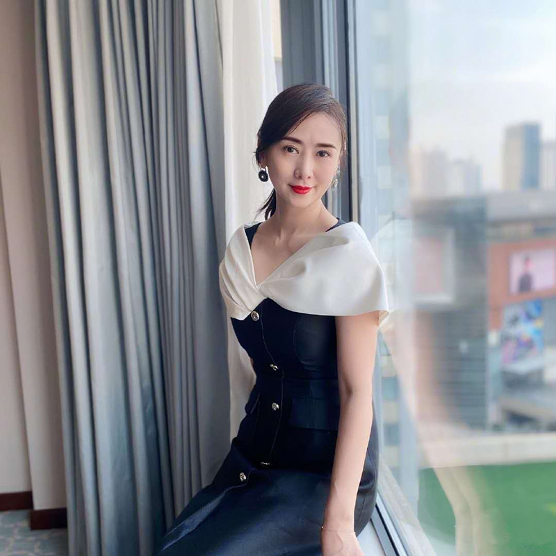 52岁翁虹迷人照片,52岁翁虹身穿连衣裙好优雅