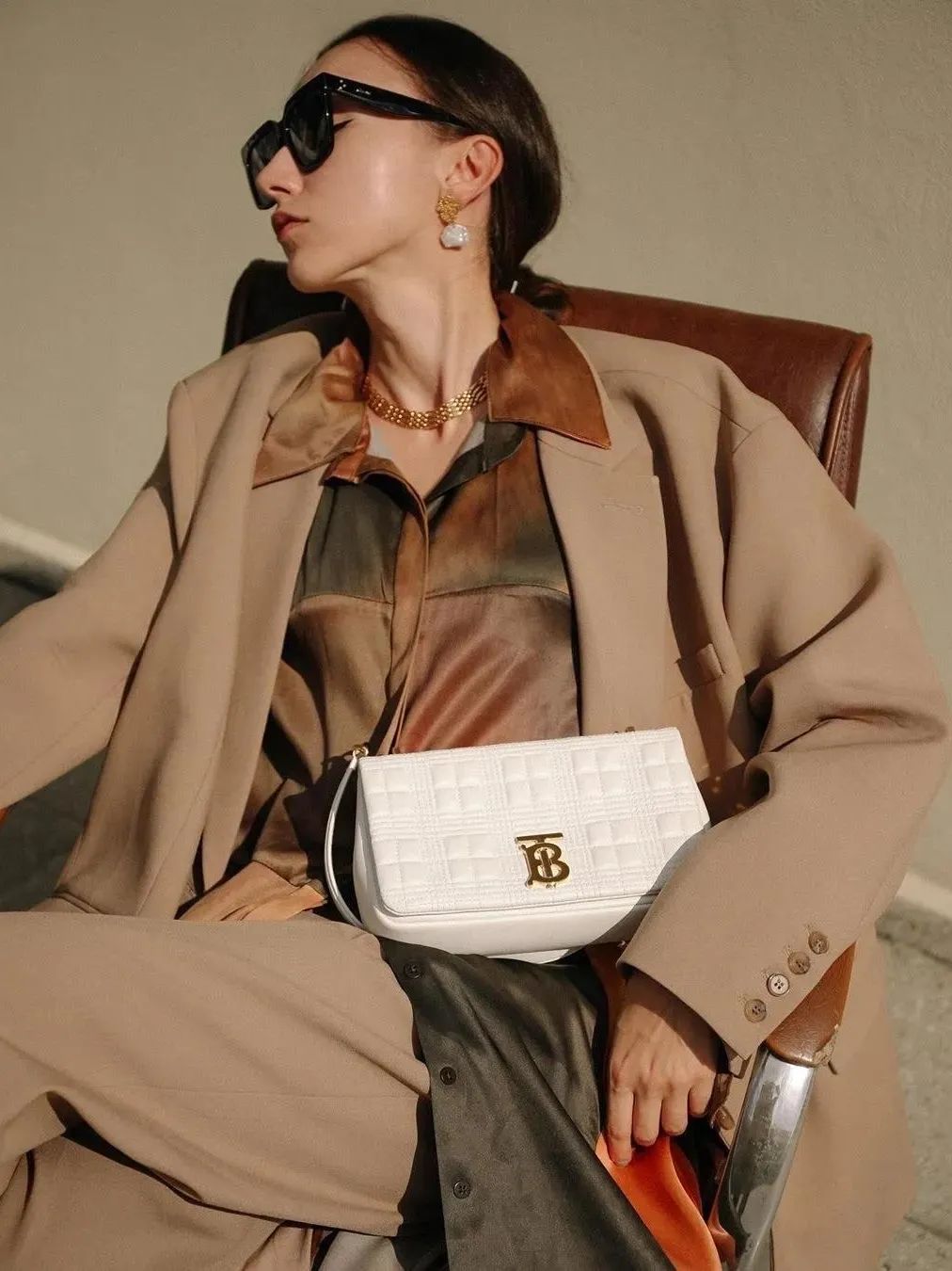 肤色穿什么颜色显黑,穿亮色显土是什么原因