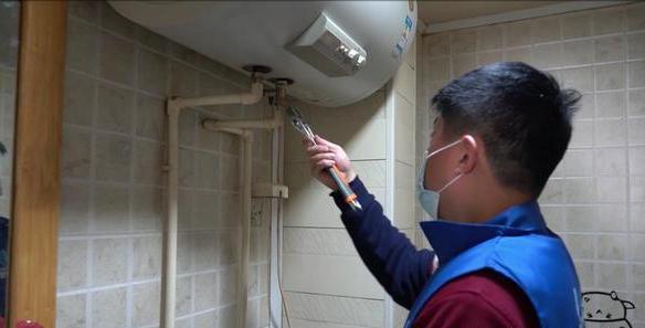 热水器长年没清洗，脏水哗哗流不停，看看洗澡水有多脏