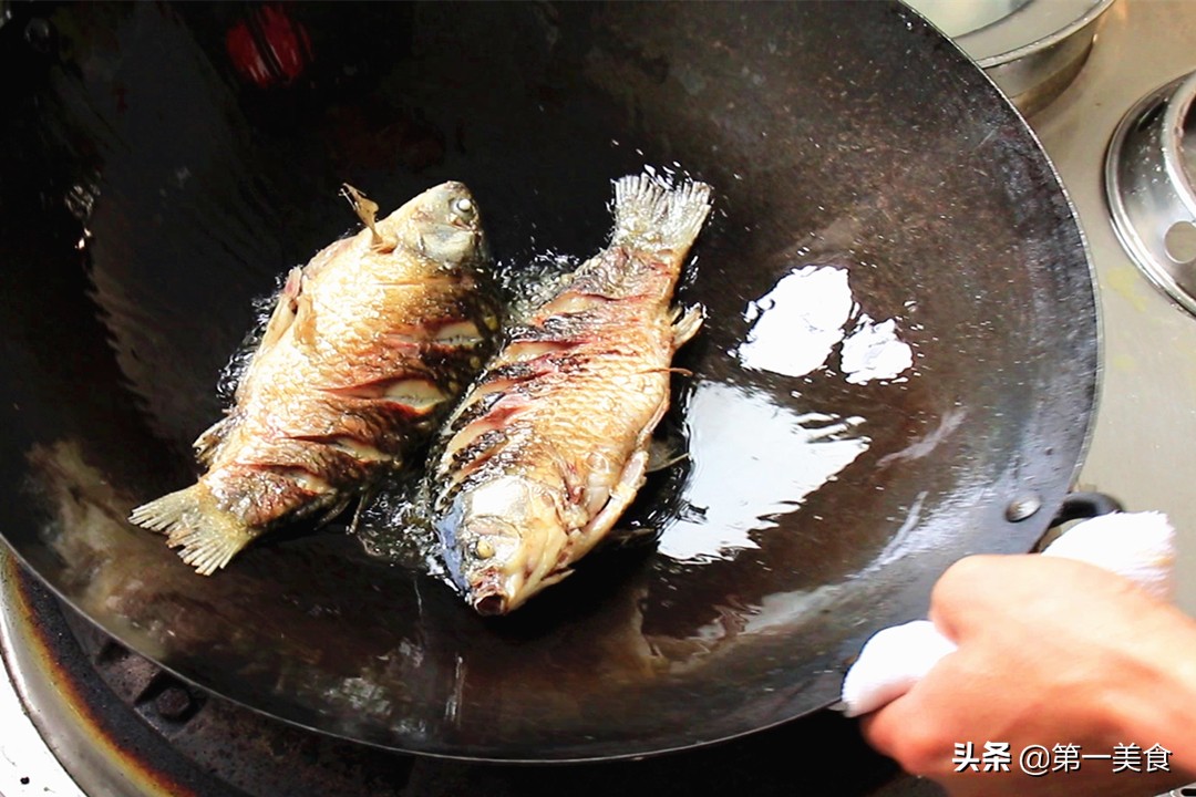 煎鱼一定不要直接下油锅,煎鱼不粘锅不破皮小技巧