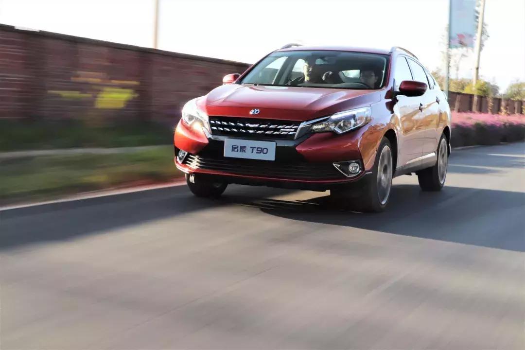 与这台跨界SUV一起，看天空的蓝，看远处的山