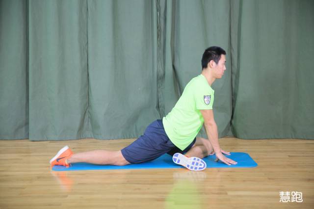 小臂拉伸细节,跳绳热身拉伸动作细节