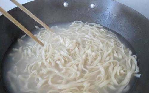 你煮面条都是等到水开后才下锅吗,你煮方便面是先放料还是先放面