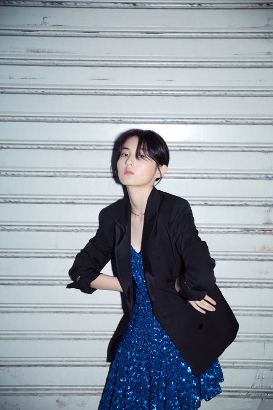 西装外套搭配吊带裙子高级感,西装外套内搭吊带搭配高级感