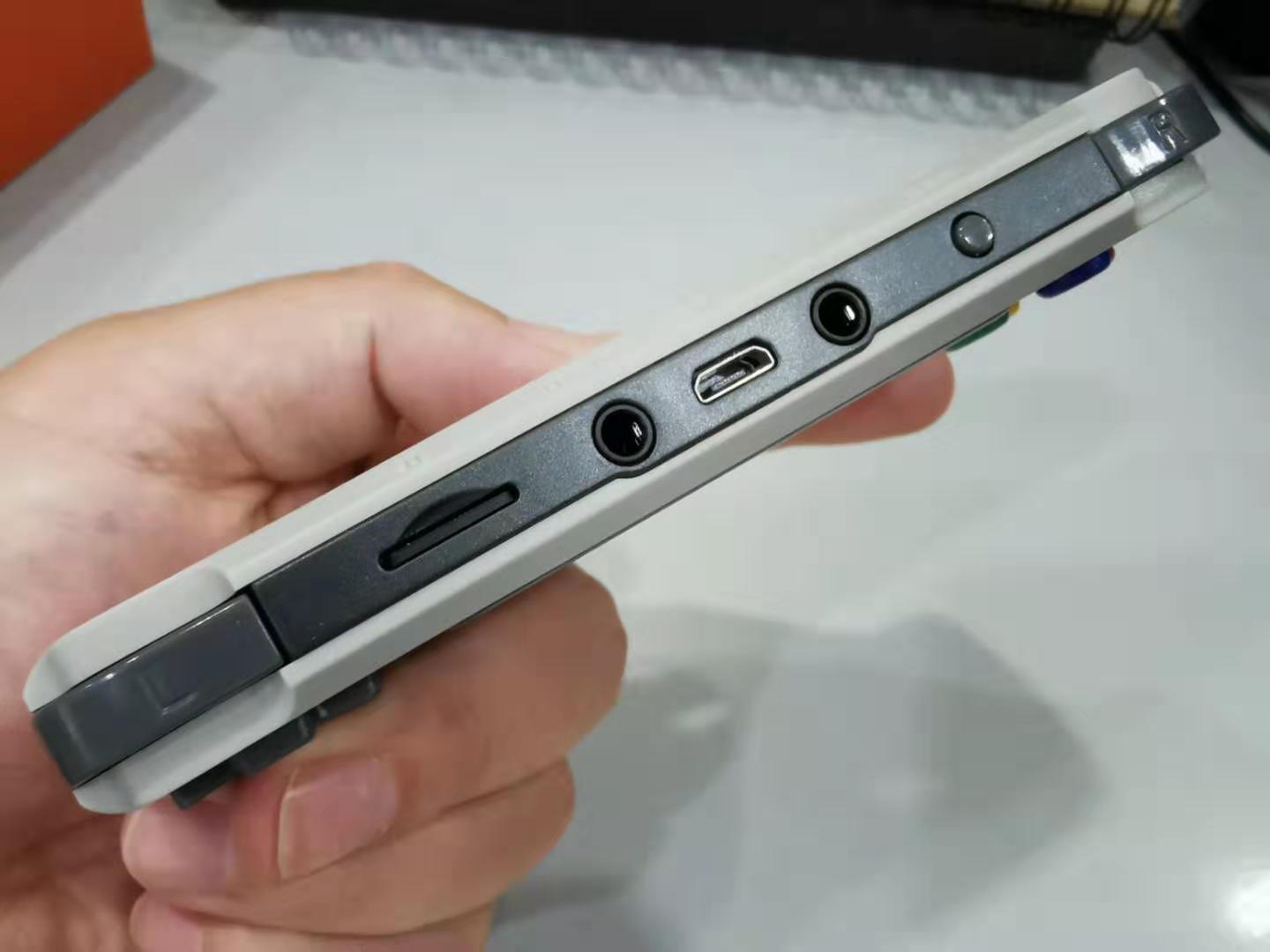 美队和黑寡妇私下玩啥……MIYOO横版迷你怀旧掌机开箱详评