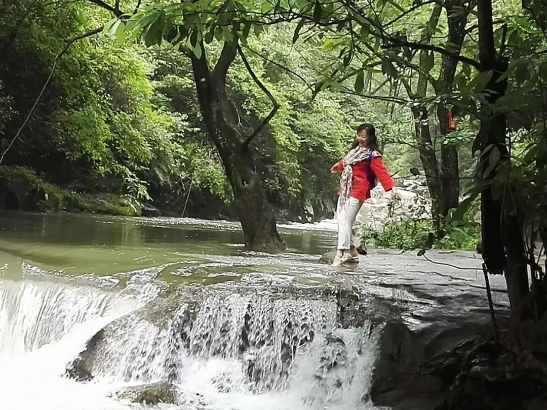 大妈旅游照专用动作,中国大妈外出旅游标准动作