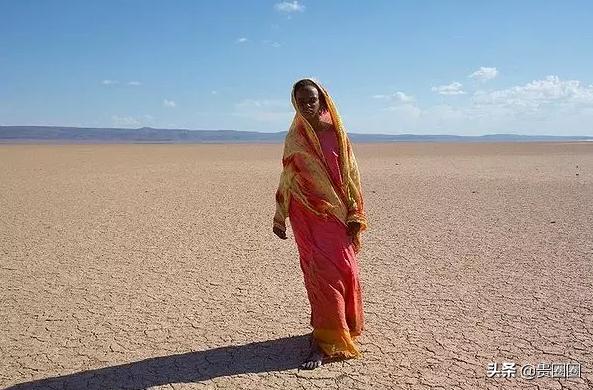 非洲黑人超模,曾被性侵、割礼、逼婚,却活出璀璨人生