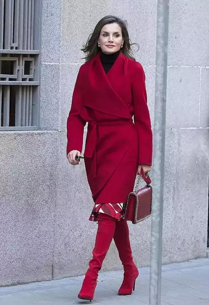 男士黑色羽绒服配什么打底衫,黑羽绒服大衣配什么打底衫