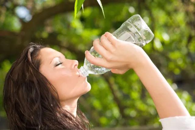 多喝水可以把尿酸变低吗,控制饮食尿酸能降下来吗