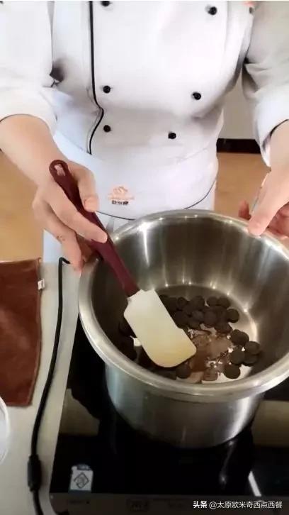 情人节为他做一顿浪漫大餐,情人节巧克力怎么做才显得有心意