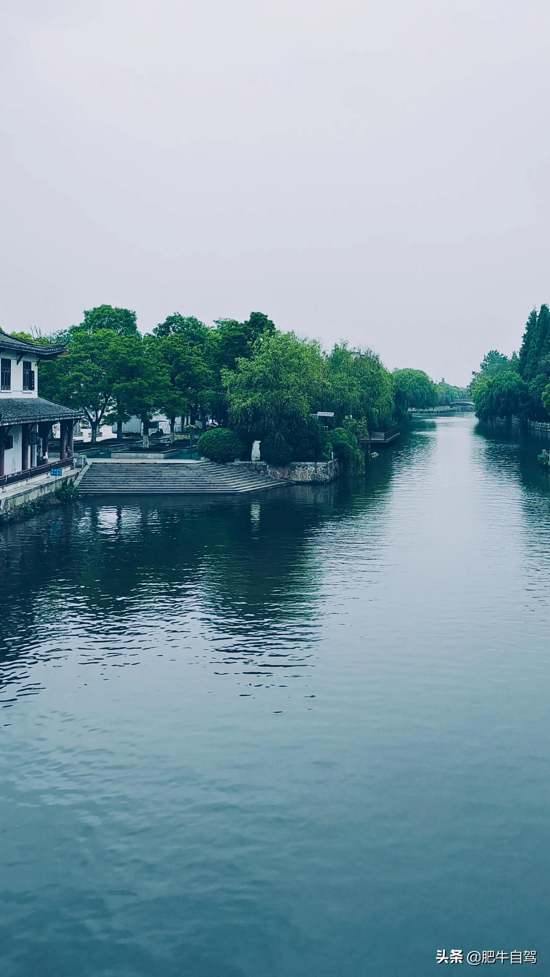 这古镇既有江南的小桥流水,更有原味的古色古香,它就是三河古镇