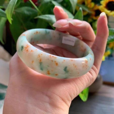 飘色翡翠手镯值钱吗,飘绿花翡翠手镯值钱吗