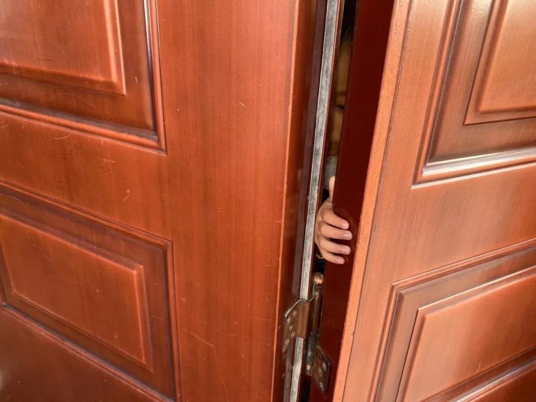 小孩手被门夹了怎么快速处理,小孩手被门夹了手微肿能自由活动