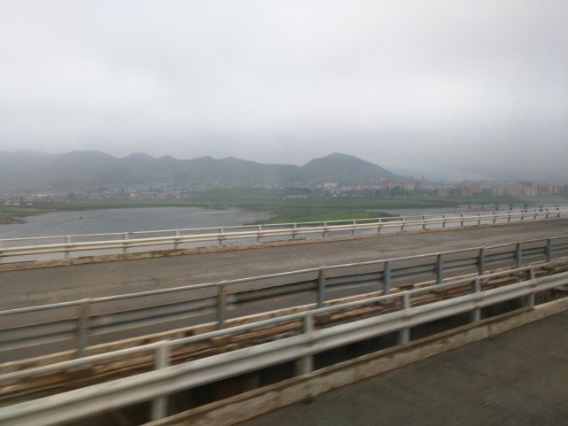 中朝边境朝鲜人看中国风景视频,朝鲜平壤最宽高速公路