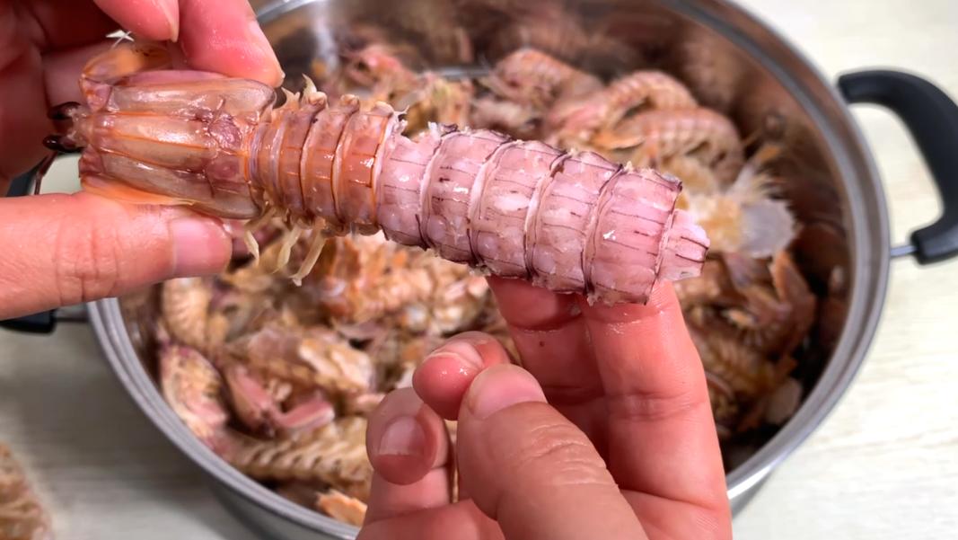 海边人吃皮皮虾，找到这个“拉链”，壳一扯就脱，3秒剥好一个