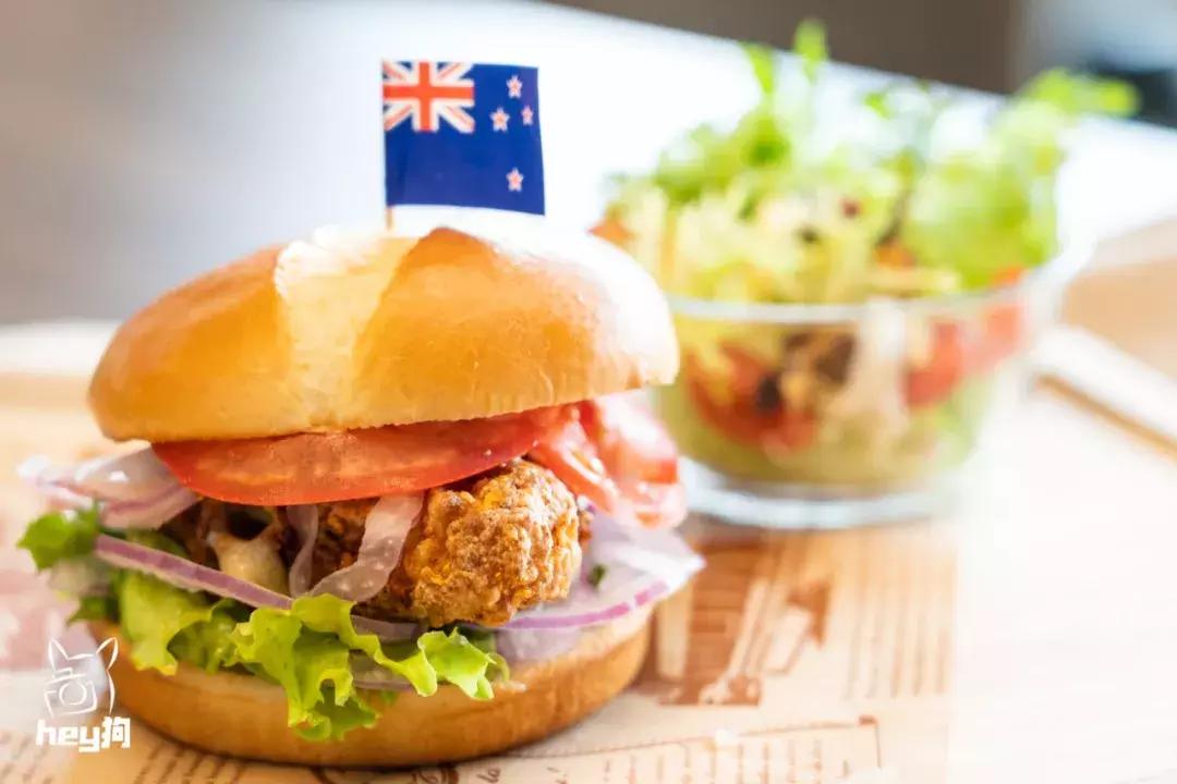 超厚厚厚「黑金汉堡」，想吃嘴要张大大大