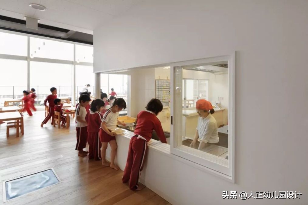 这所面朝大海的幼儿园，没有玩具，但幼儿园本身就是最好玩具