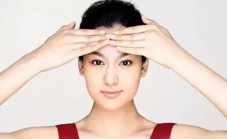 额头干鼻子出油长痘属于什么肌肤,女生额头长痘痘怎么办皮肤暗黄