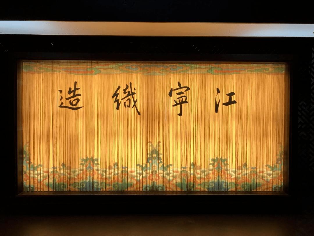 600克真金，145只孔雀羽毛，3年复原龙袍，到底有多壕？