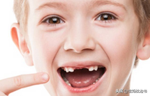 宝宝换牙期怎么纠正正长的牙齿,孩子换牙牙齿不整齐需要矫正