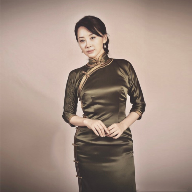 中国穿旗袍最好看的女明星许晴,51岁许晴风情万种